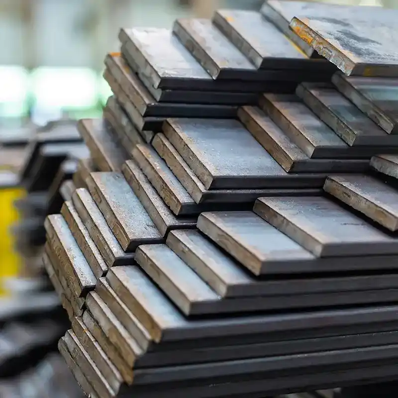 Estoque de Barras Chatas (ou Barras Quadradas, ou Barras Redondas) de aço carbono empilhadas prontas para uso em serralheria