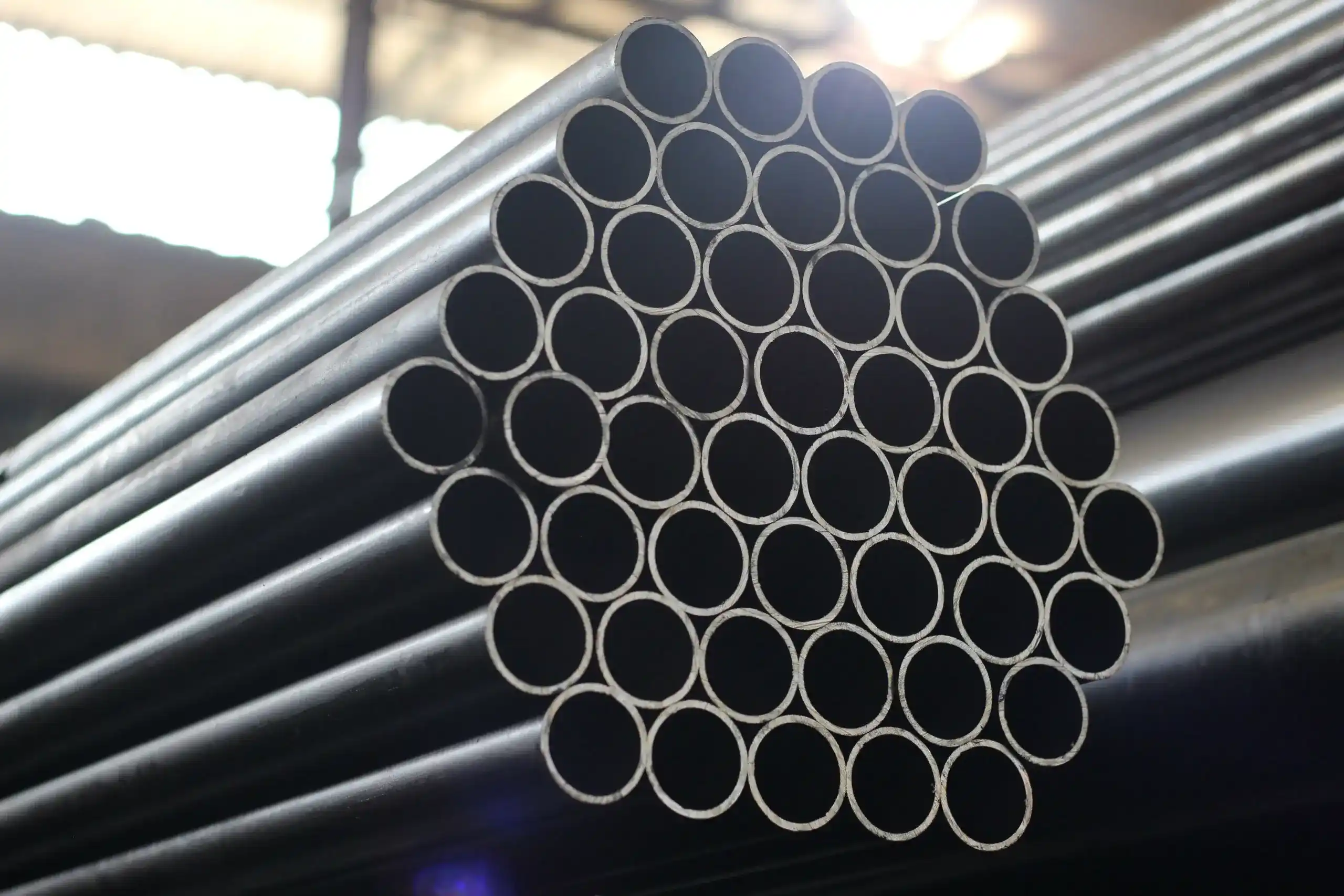 Feixe de tubos de aço industriais redondos empilhados em depósito